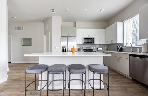 Wimauma Apartment | Landing | Modern 2BD, Pool, Clubhouse