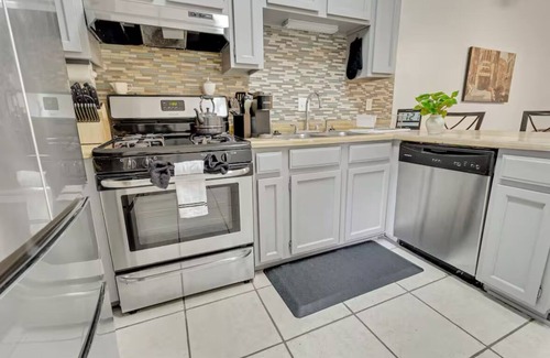 Northeast Pensacola Apartment | Landing pad - under 2 miles to airport, 2 br, Free parking, WiFi