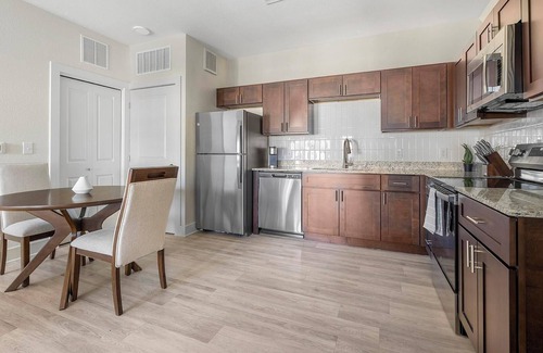 Lockhart Apartment | Landing | Spectacular 1BD, Gym, Clubhouse