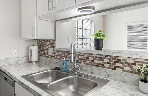 Denton Apartment | Landing | Spectacular 2BD, Gym, Pool