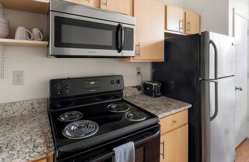 New Pathways Apartment | Landing | Spectacular 2BD, Gym, Pool