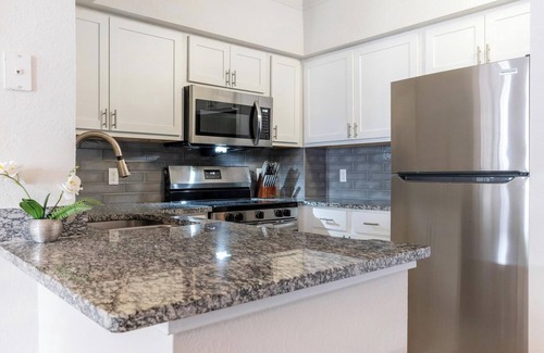 Metro West Apartment | Landing | Stunning 1BD, Gym, Pool