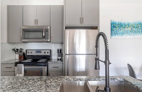 McNeil Apartment | Landing | Stunning 1BD, Pool, Gym