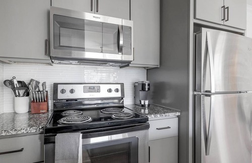 McNeil Apartment | Landing | Stunning 1BD, Pool, Gym