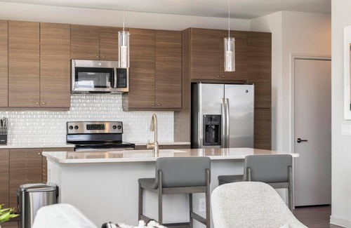 Lockhart Apartment | Landing | Stunning 2BD, Clubhouse, Gym