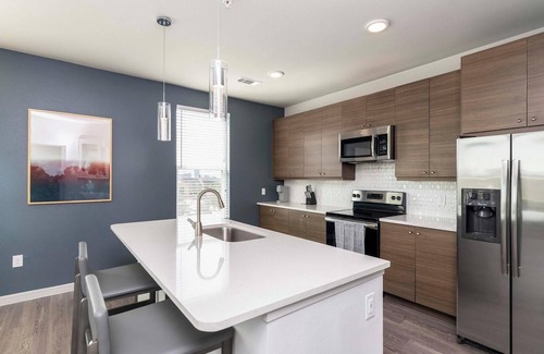 Lockhart Apartment | Landing | Stunning 2BD, Clubhouse, Gym