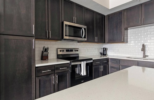Palmetto Apartment | Landing | Stunning 2BD, Yoga Studio, Pool