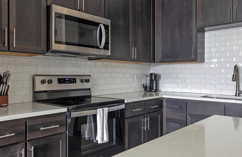 Palmetto Apartment | Landing | Stunning 2BD, Yoga Studio, Pool