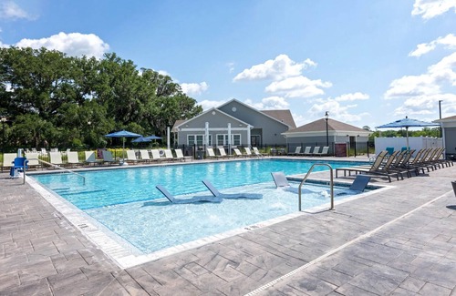 Newberry Apartment | Landing | Stylish 1BD, Pool, Gym