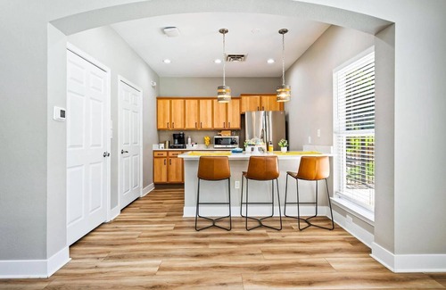 Eureka Apartment | Landing | Stylish 2BD, Clubhouse, Gym