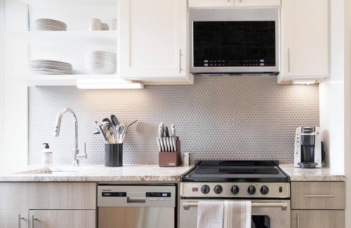 Eureka Apartment | Landing | Stylish 2BD, Clubhouse, Pool