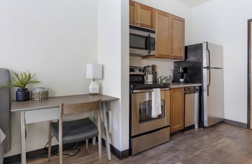 Pearl District Apartment | Landing | Stylish Studio, Gym, Courtyard