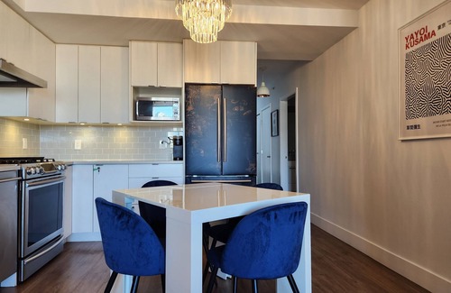 Strathcona Condo | Landmark Views Condo | Licensed | Parking | Soundbar | Near BC Place, Amtrak