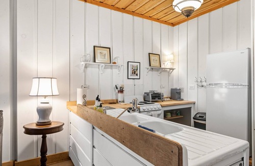 Lookout Mountain Apartment | Lane's End Cottage | Quaint Apartment | 7 Day Minimum