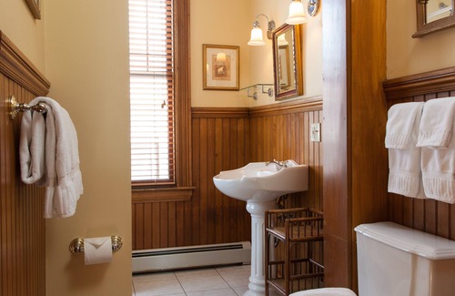 Burlington Bed & Breakfast | Lang House On Main Street