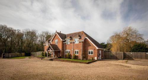 New Forest District House | Langford farmhouse - New Forest National Park Luxury 4bd, hot tub, cinema, 10 acres