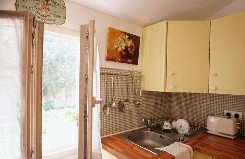 Montfavet Apartment | LaPetite Maison Abigail, Peaceful home in Avignon