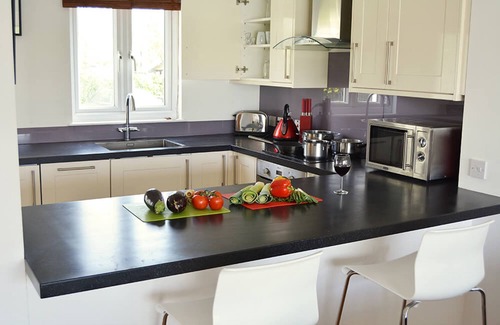 South Cerney Cottage | Lapwing Lake Lodge - Stylish New England lakeside retreat in the Cotswold Water Park with hot tub