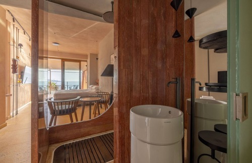 Meta House | Laqua by the Sea