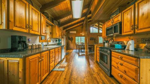 Eureka House | Larch Lodge - Secluded Cabin