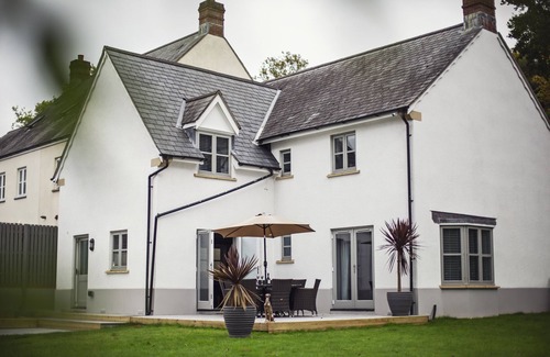 Abergavenny House | Larchfield Grange, Beautiful 4 Bedroom House With Stunning View’s & Hot Tub