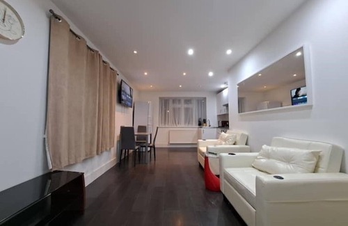 Cricklewood Apartment | Large 1 bdr penthouse. 1min to shops. 3min to tube