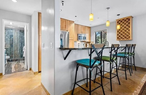 Crown Point Condo | Large 1 bedroom condo steps to Mission Bay. Large beachfront Jacuzzi.