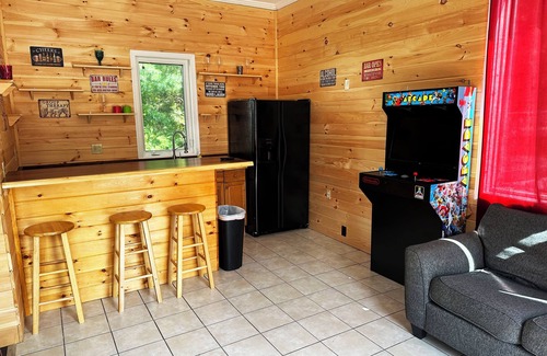 Tannersville House | Large 13 Bedroom 5 bathrooms minutes to Hunter & walk to Tannerville