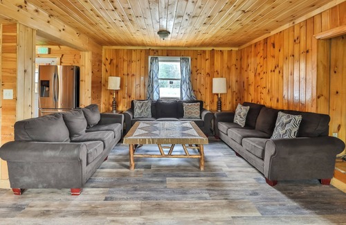 Tannersville House | Large 13 Bedroom 5 bathrooms minutes to Hunter & walk to Tannerville