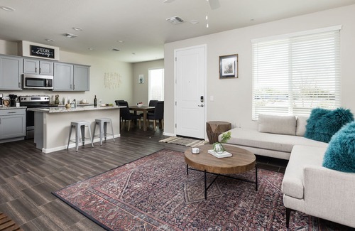 Gilbert House | LARGE 2,225 SQFT GILBERT TOWNHOME + BONUS OFFICE