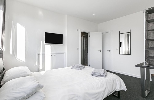 Archway Apartment | Large 2 bedroom, 3 bathroom apartment moments from tube and Whittington Hospital