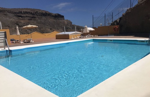 Lomo Quiebre Apartment | Large 2 bedroom apartment. Puerto de Mogan. ROOF-TOP POOL. UK TV, WiFi, Netflix.