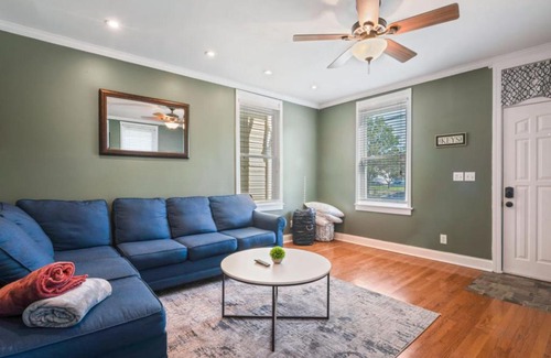 Downtown Indianapolis House | Large 2 story home with fenced back yard
