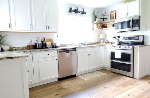 Williamsburg House | Large 2Bed/1Bath Country House - 3.6 Miles Traverse City Horse Show/Gold Cup