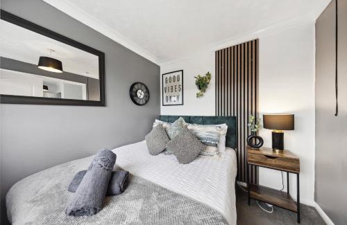 Singlewell Apartment | Large 3 Bed Home With Double Driveway & Garden