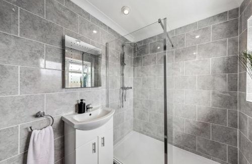 Singlewell Apartment | Large 3 Bed Home With Double Driveway & Garden