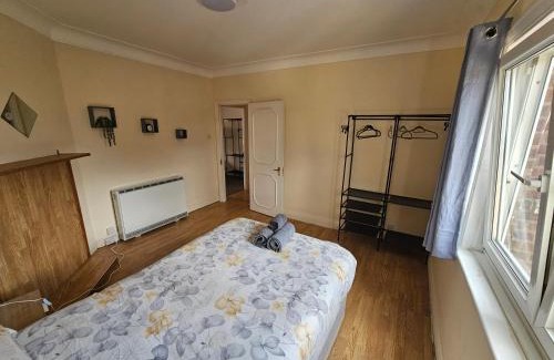 North Finchley House | Large 3 bedroom apartment ideal for groups
