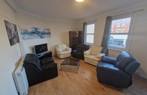 North Finchley House | Large 3 bedroom apartment ideal for groups