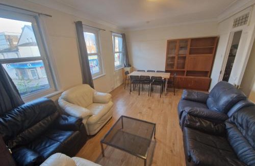North Finchley House | Large 3 bedroom apartment ideal for groups