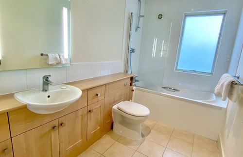 South Cerney Cabin | Large 4 Bedroom Lakeside Holiday lodge in the Cotswold. Sleeps 8-10