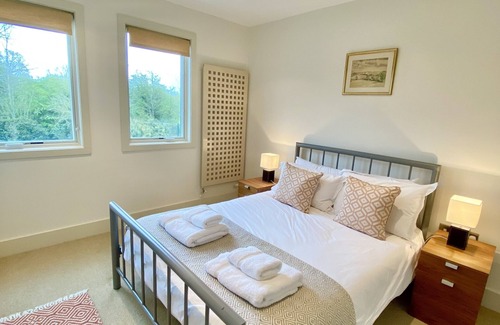 South Cerney Cabin | Large 4 Bedroom Lakeside Holiday lodge in the Cotswold. Sleeps 8-10