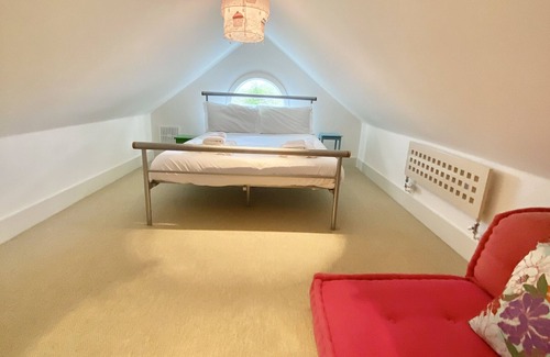 South Cerney Cabin | Large 4 Bedroom Lakeside Holiday lodge in the Cotswold. Sleeps 8-10