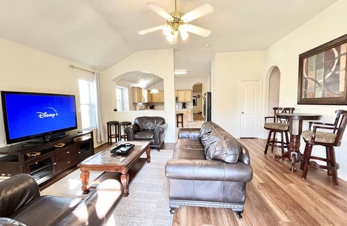 Baytown House | Large 4 Bedrooms Home - Workforce Rental - Washer/Dryer - Garage - Full Kitchen