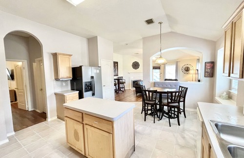 Baytown House | Large 4 Bedrooms Home - Workforce Rental - Washer/Dryer - Garage - Full Kitchen