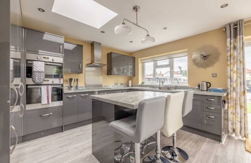 Slough House | Large 4BR Home - Large Garden - Private Driveway