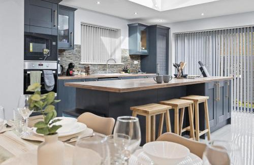 Leicester House | Large 4BR Leicester House, Modern, Sleeps 10, M1&M69, Garden, Fast WiFi, Free Secure Parking, Long Stay & Contractors Welcome