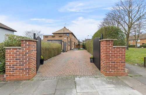 Leicester House | Large 4BR Leicester House, Modern, Sleeps 10, M1&M69, Garden, Fast WiFi, Free Secure Parking, Long Stay & Contractors Welcome