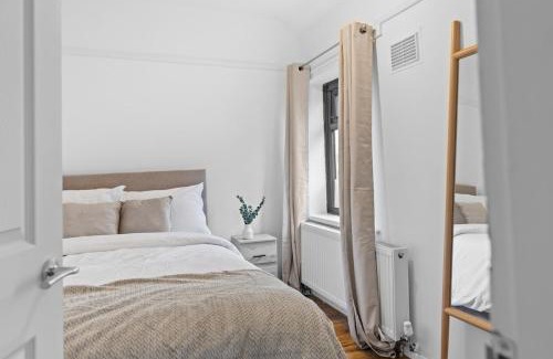 Leicester House | Large 4BR Leicester House, Modern, Sleeps 10, M1&M69, Garden, Fast WiFi, Free Secure Parking, Long Stay & Contractors Welcome