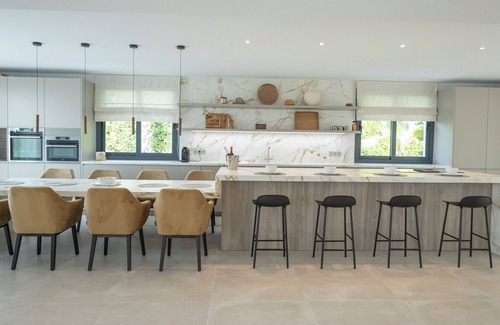 Marbella Villa | Large 5 Bedroom Villa With Heated Pool + Sea Views