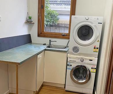 Brighton East Villa | Large 5BR Home-Pool-BBQ-4 CarPark-Central Location